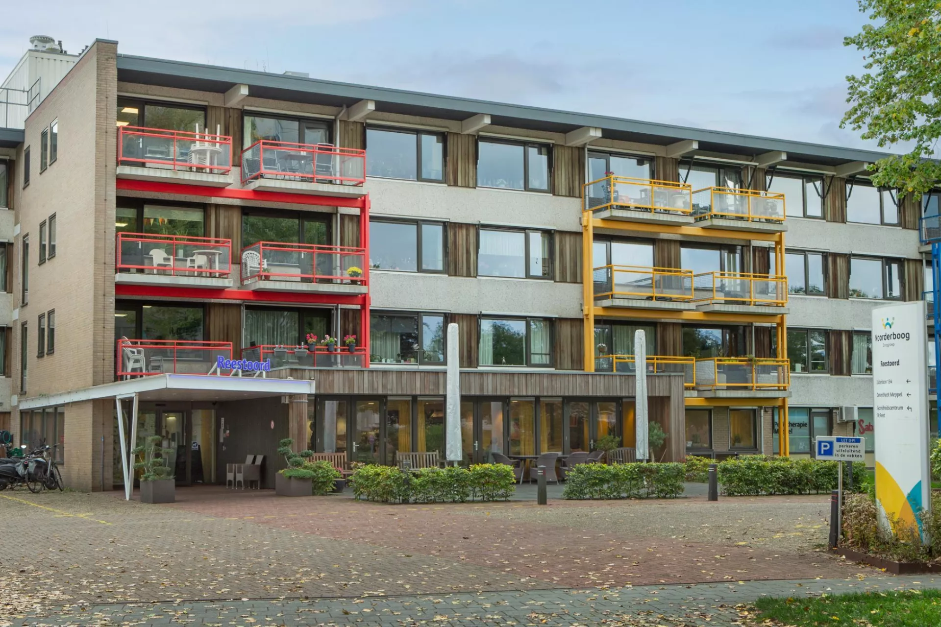 Appartementencomplex met kleurrijke balkons en entree.